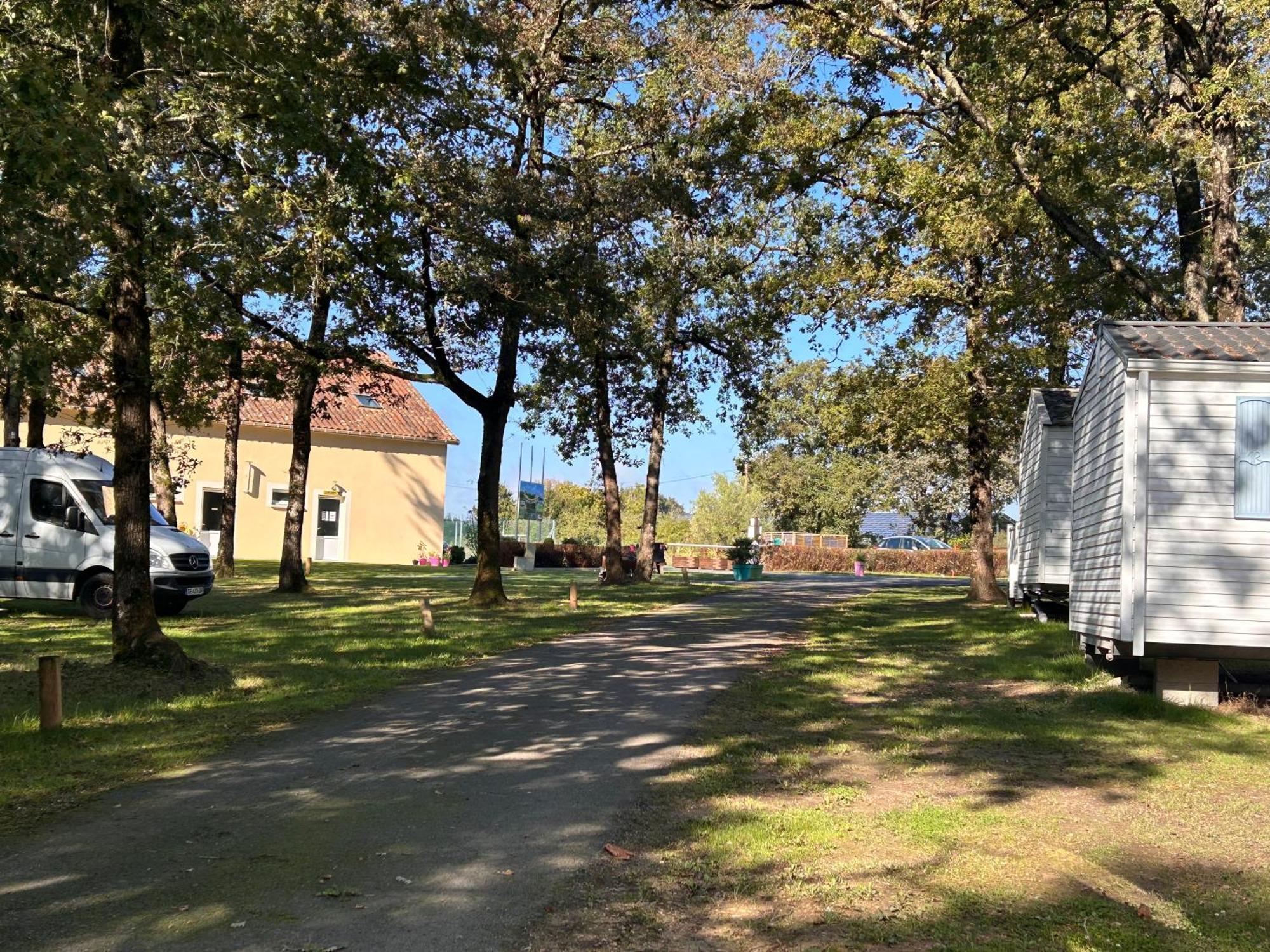 Camping Les Petites Minaudieres Coussay-les-Bois Екстер'єр фото
